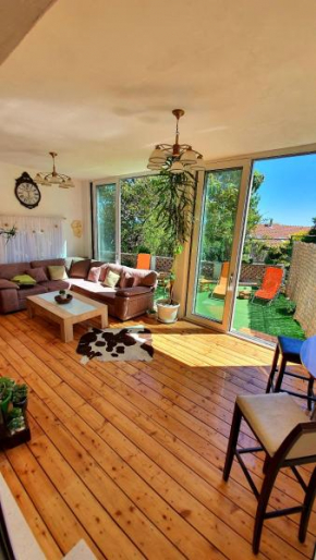 Отель Apartments Viki  Сплит